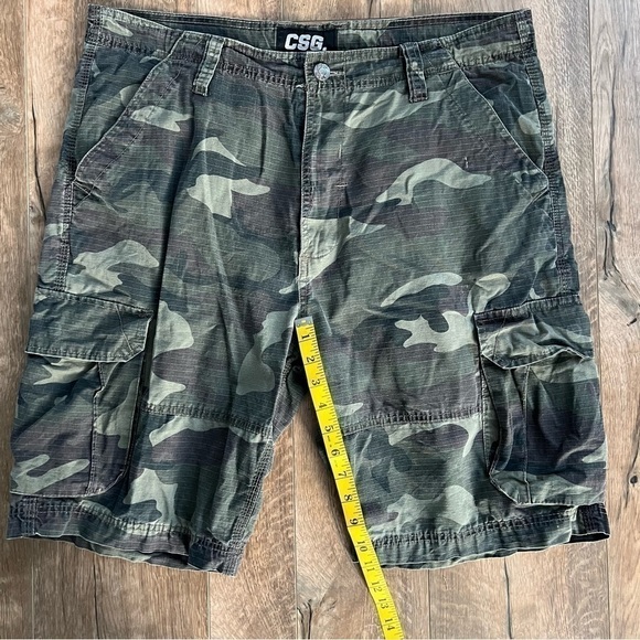 Camouflage Y2K Cargo Shorts - Picture 5 of 6
